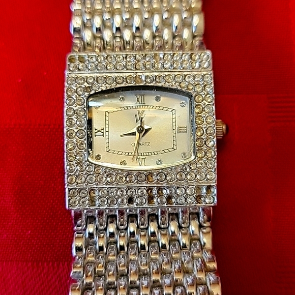 Vintage Stunning Victoria Wieck Beverly Hills Crystal Watch - Picture 2 of 8